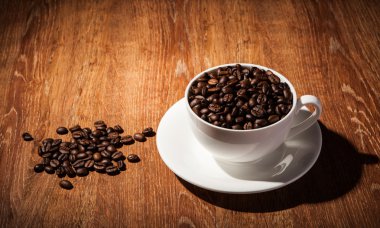 Bir fincan kahve çekirdekleri ile natürmort