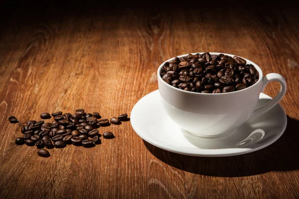 Natureza morta com uma xícara de grãos de café — Fotografia de Stock