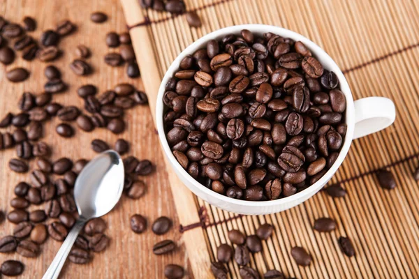 Bodegón con una taza de granos de café —  Fotos de Stock