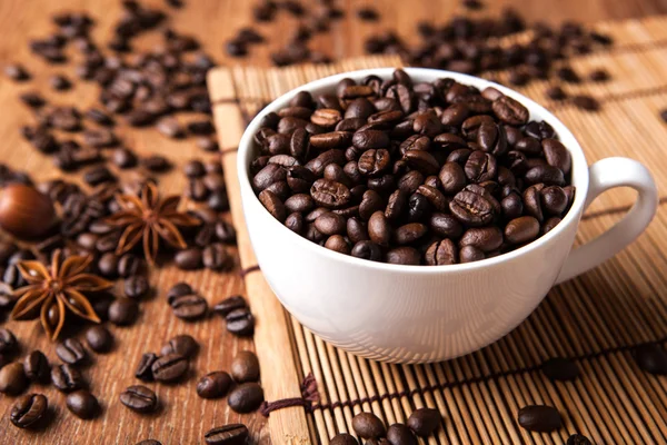 Bodegón con una taza de granos de café —  Fotos de Stock