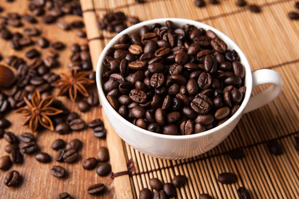 Bodegón con una taza de granos de café —  Fotos de Stock