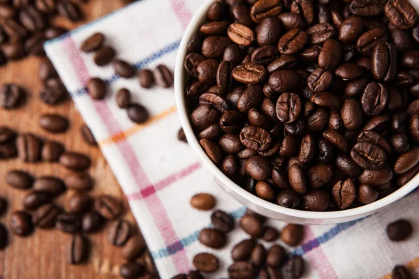 Bodegón con una taza de granos de café —  Fotos de Stock