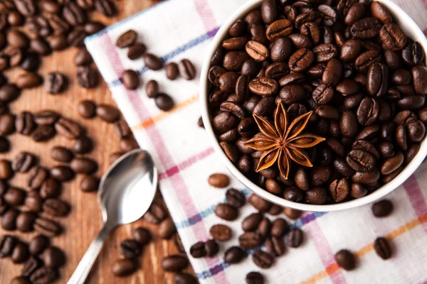 Bir fincan kahve çekirdekleri ile natürmort — Stok fotoğraf
