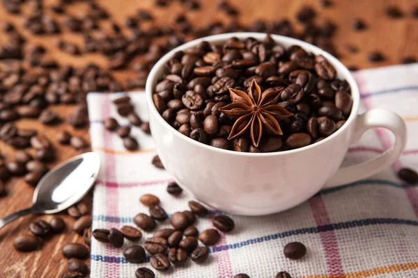 コーヒー豆のカップのある静物 — ストック写真