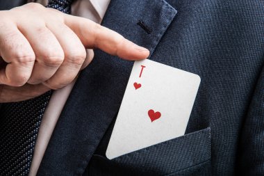 Kupa kartı ası el çeker