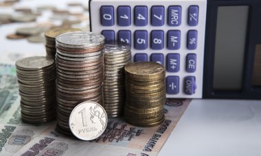 hesap makinesi ile Rus ruble yığınları