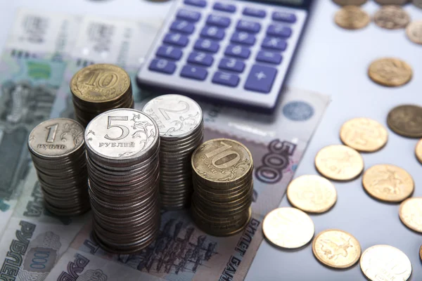 Pilhas de rublos russos com calculadora — Fotografia de Stock