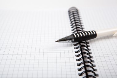 üstünde bir hücreye bir defter kalem