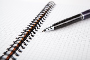 üstünde bir hücreye bir defter kalem