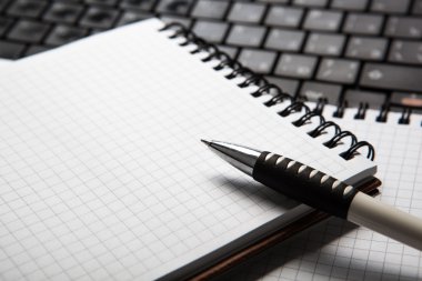 bir hücre ve klavye içine bir defter kalem