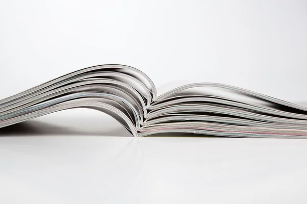 Stabling av magasiner på bordet – stockfoto