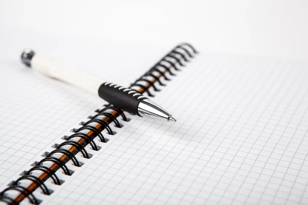 Pluma en un cuaderno en una celda — Foto de Stock