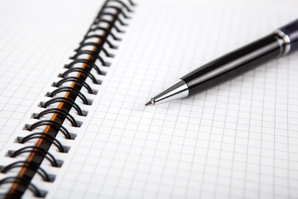 Pluma en un cuaderno en una celda — Foto de Stock