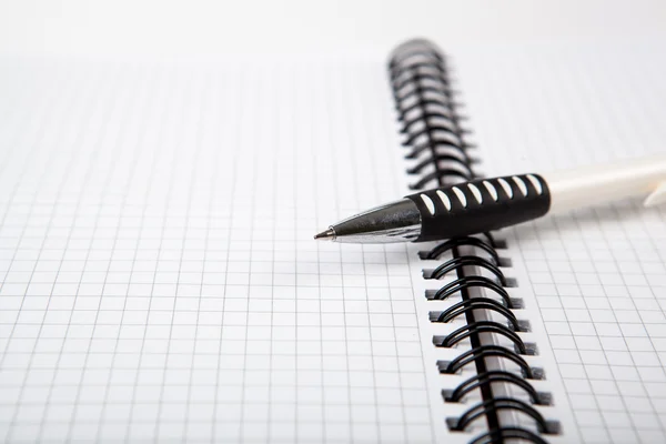 Pluma en un cuaderno en una celda Fotos de stock libres de derechos