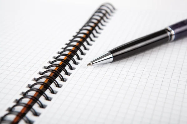 Pluma en un cuaderno en una celda Fotos de stock