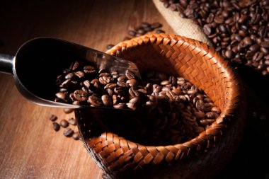 bambu sepet içinde kavrulmuş kahve çekirdeği