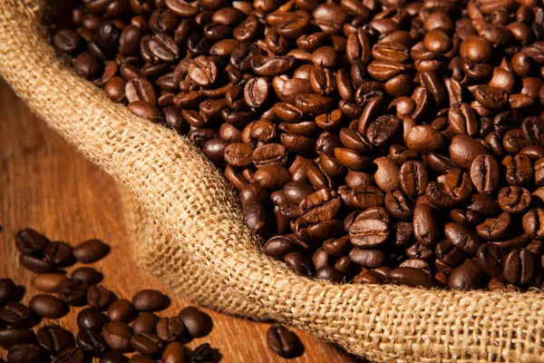 Pražená kávová zrna v sáčku — Stock fotografie