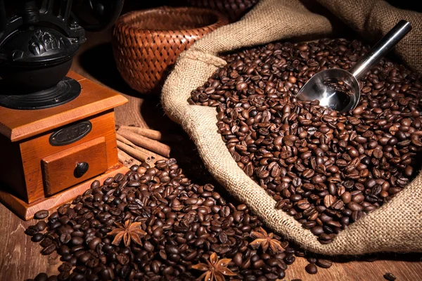 Natura morta di caffè su un bosco — Foto Stock