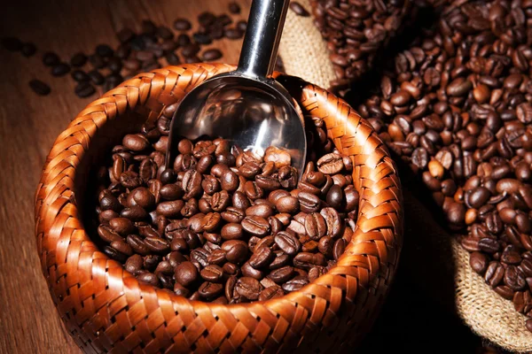 竹かご内のローストのコーヒー豆 — ストック写真