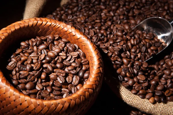 Granos de café tostados en una cesta de bambú —  Fotos de Stock