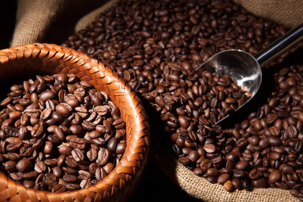 Granos de café tostados en una cesta de bambú —  Fotos de Stock