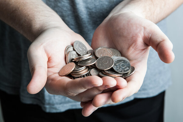 пятирублевая монета в руках человека
