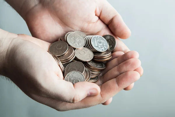 Fem-rubel mynt i mans händer — Stockfoto
