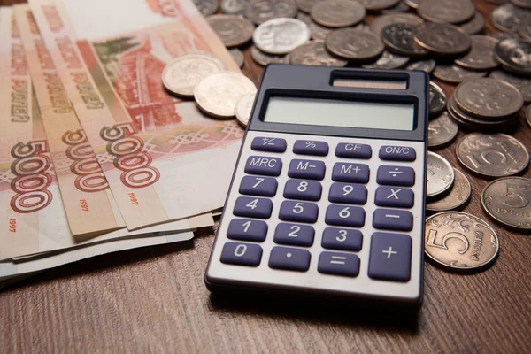 Punhado de rublos russos com calculadora — Fotografia de Stock