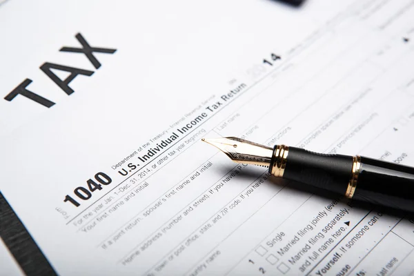 Rellenar declaración de impuestos en el escritorio —  Fotos de Stock
