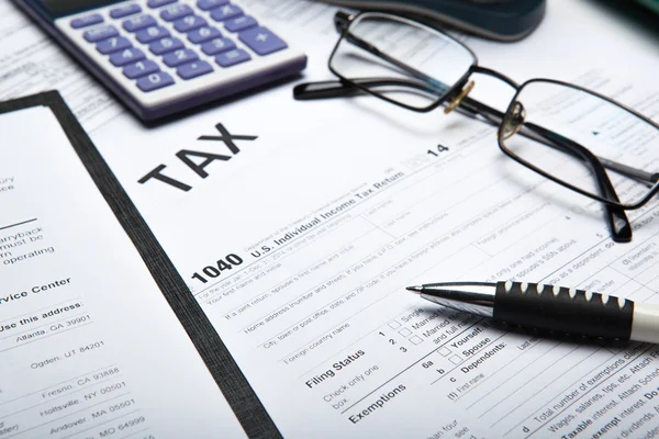 Preenchimento de declaração de imposto na área de trabalho — Fotografia de Stock