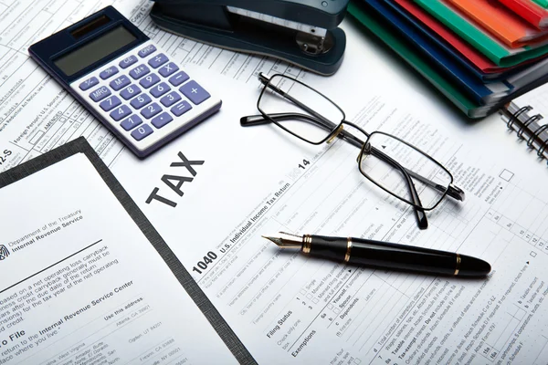 Preenchimento de declaração de imposto na área de trabalho — Fotografia de Stock