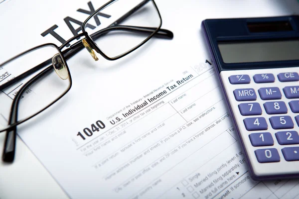 Filling tax return on desktop — Stock Photo, Image