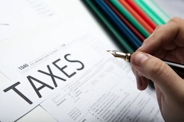 Filling tax return on desktop — Stock Photo, Image
