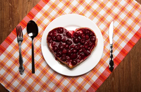 Kalp şeklinde frambuazlı pasta — Stok fotoğraf