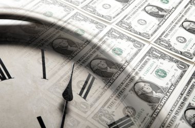 Kağıt arka plan üzerinde dolar saat