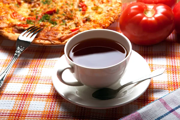Tazza di tè e pizza — Foto Stock