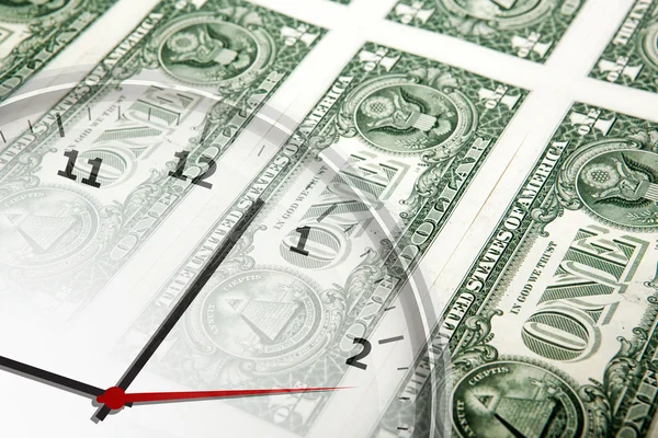 Reloj en el fondo de los billetes dólares — Foto de Stock