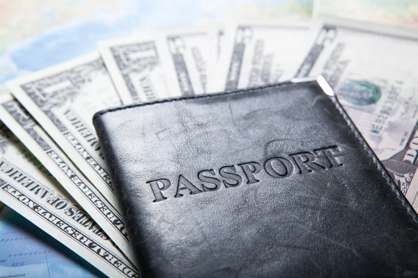 Viajar al extranjero con dinero —  Fotos de Stock