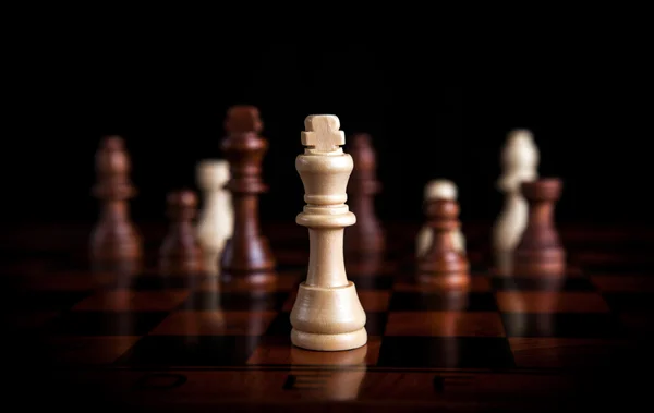 Jogo de xadrez com o rei no centro — Fotografia de Stock