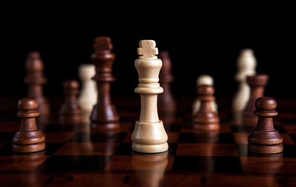 Chess game with the king in the center — Stock Photo, Image