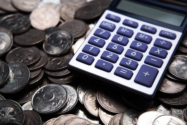 Dinero en forma de monedas con calculadora —  Fotos de Stock