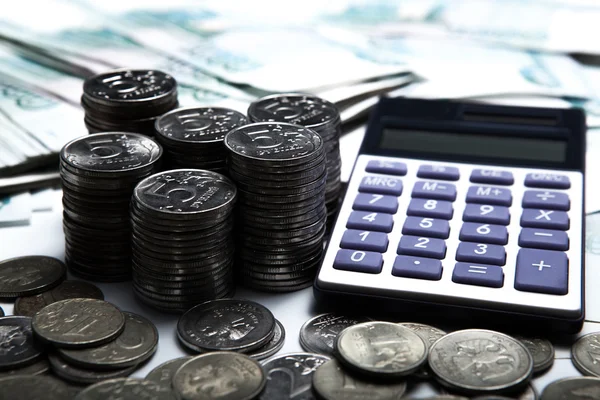 Dinero en forma de billetes y monedas con calculadora —  Fotos de Stock