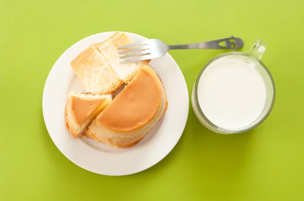 Puding torta és a tej, a zöld háttere — Stock Fotó