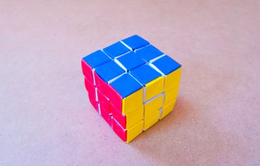 ahşap adam kağıt rubik küpü
