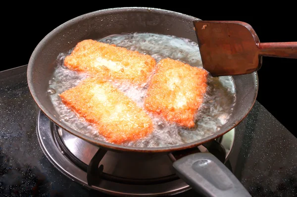 dökme demir tavada kızarmış ekmekli tavuk parçaları derin olmak