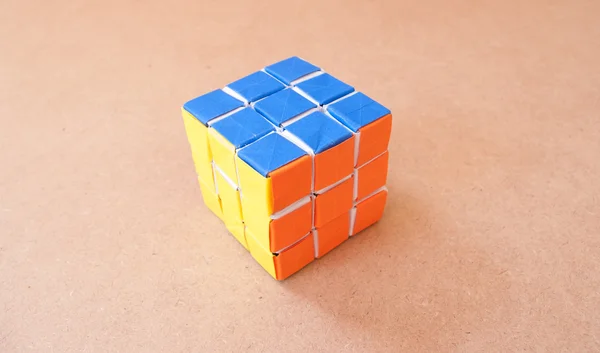 Cubo de papel rubik en fondo de madera —  Fotos de Stock