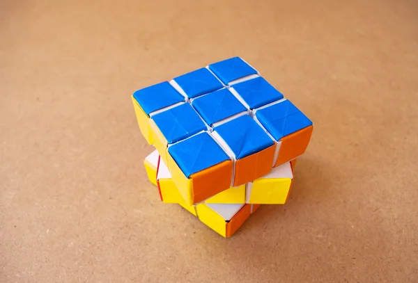 Pape bulmaca rubik küpü yapmak — Stok fotoğraf