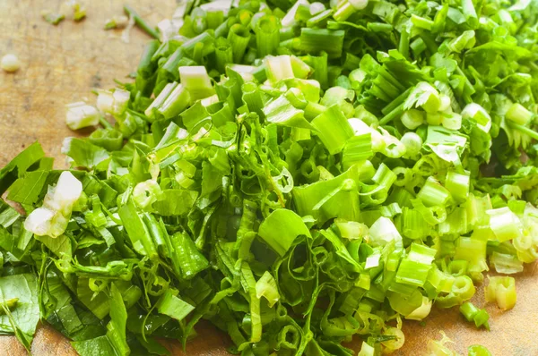 doğrama kurulu üzerine kıyılmış maydanoz