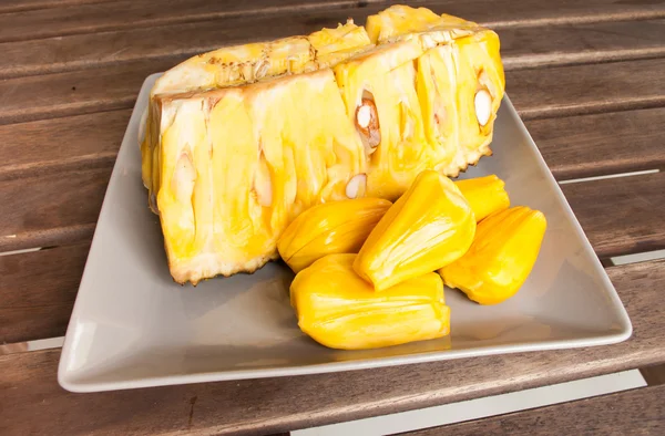 ahşap bir masa üzerinde bir tabakta nefesi