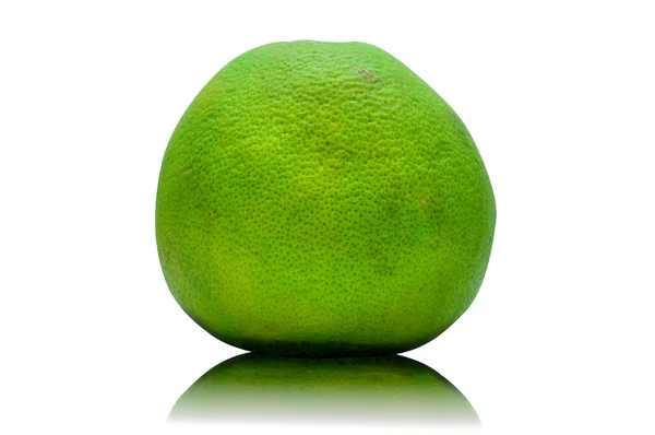 Grüne Pomelo-Früchte im weißen Hintergrund — Stockfoto
